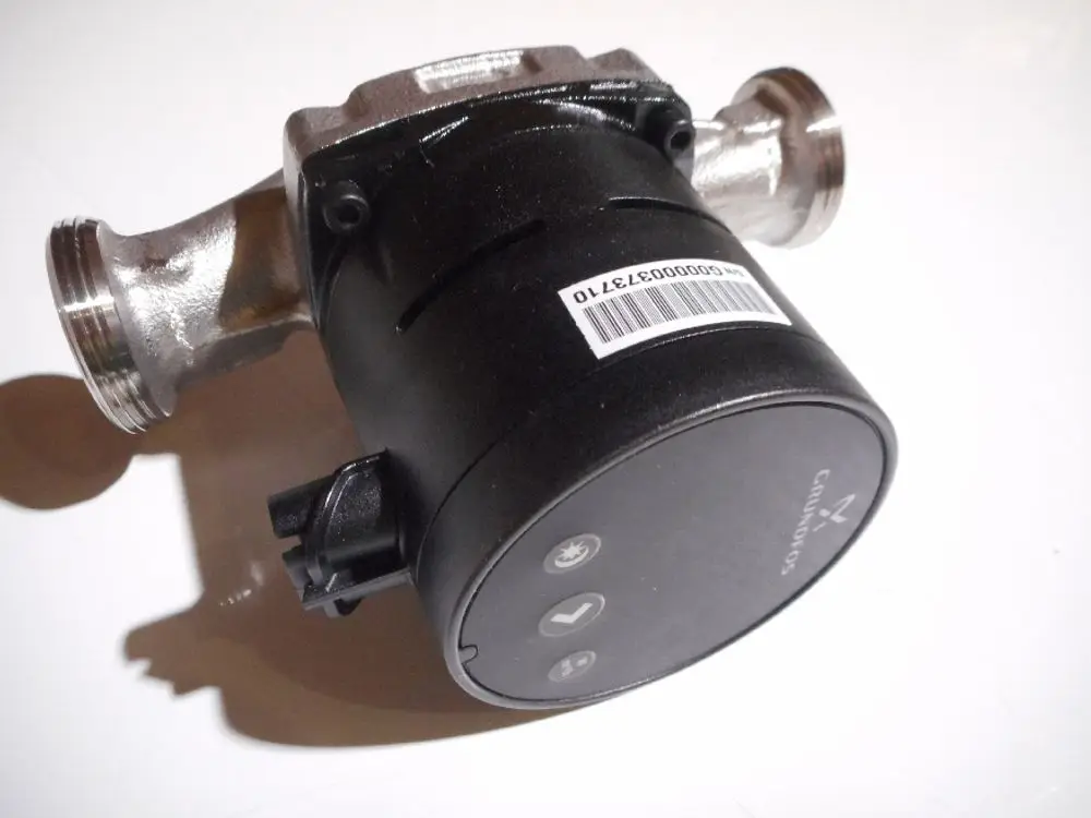 Umwälzpumpe von Remeha mit metallischen Anschlussnippeln und einem schwarzen Gehäuse, ausgestattet mit einem elektrischen Anschluss zur Steuerung.